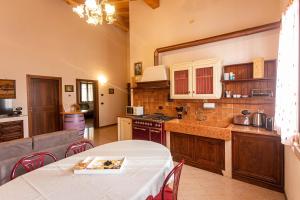 cocina y comedor con mesa y encimera en B&B Villa Castello Verona, en Sanguinetto
