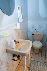 a bathroom with a sink and a toilet at Apto Vista Hermosa con terraza ajardinada privada in Sololá