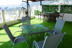 patio con mesa y sillas en el balcón en Apto Vista Hermosa con terraza ajardinada privada, en Sololá
