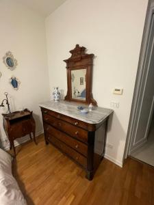 komodę z lustrem na górze w sypialni w obiekcie La casa di Beatrice e Francesca w Turynie