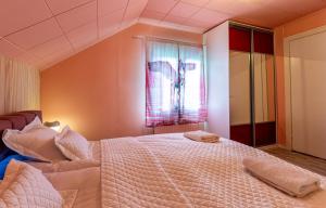 1 dormitorio con 1 cama con 2 toallas en 4B Stay - Best Budget Boutique Boardinghouse, en Helsinki