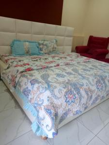 Kigali Peace vill في كيغالي: غرفة نوم عليها سرير وبطانية