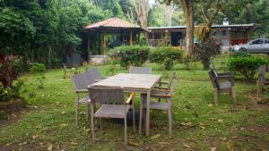 un tavolo in legno e sedie in un cortile di Neysa's Vacation House a Los Naranjos