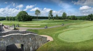 - une vue aérienne sur un parcours de golf avec des véhicules sur un green dans l'établissement Sunny Peace, à Harwinton