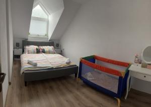 een kleine slaapkamer met een bed en een raam bij Apartmán Frida in Nová Baňa