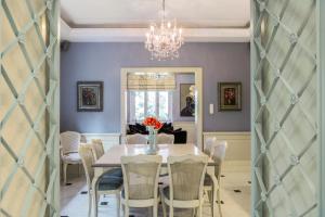 uma sala de jantar com uma mesa branca e cadeiras em Le Petit Palais em Atenas