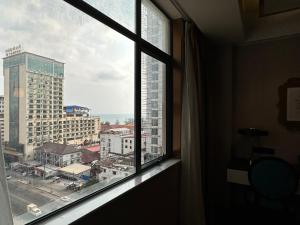 XI AN JIU DIAN Hotel في سيهانوكفيل: نافذة في غرفة مطلة على مدينة
