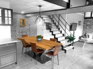 eine Küche und ein Esszimmer mit einem Tisch und einer Treppe in der Unterkunft B&B en Vakantiewoningen 't Wienhoes in Wittem