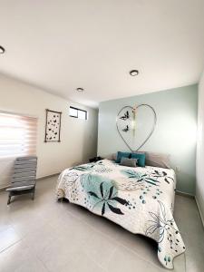 sypialnia z łóżkiem z zegarem na ścianie w obiekcie Apartamento pichones w mieście Comitán de Domínguez