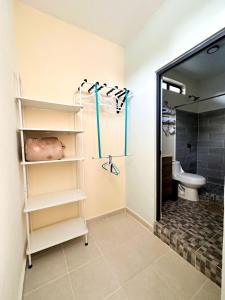 łazienka z prysznicem i toaletą w obiekcie Apartamento pichones w mieście Comitán de Domínguez