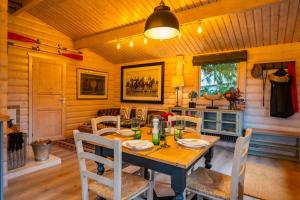 ein Esszimmer mit einem Holztisch und Stühlen in der Unterkunft The Cabin in Marlow