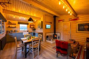 eine Küche und ein Esszimmer mit einem Tisch und Stühlen in der Unterkunft The Cabin in Marlow