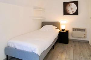 Кровать или кровати в номере Charmante maison de ville centre historique Tours 5p