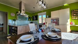 une salle à manger avec une table et des chaises ainsi qu'une cuisine dans l'établissement La Famiglia, à Matulji