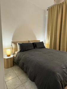sypialnia z łóżkiem i lampką na stole w obiekcie Nuova Apertura Colosseo , Pietra Apartment w Rzymie