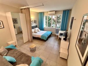 a living room with a bed and a couch at Villa Etoile Cannes in Cannes