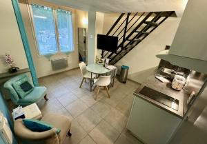 a living room with a table and a kitchen at Villa Etoile Cannes in Cannes