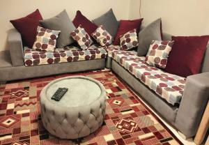 een bank met kussens en een afstandsbediening erboven bij Nile House in Abu Simbel