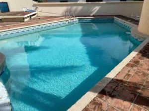 una piscina de agua azul en A 3 cuadras de la playa DPTO c/ Alberca en Boca del Río