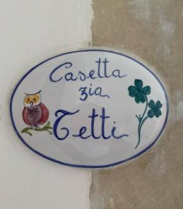 ein Schild mit einer Eule auf einer Pflanze in der Unterkunft Casetta zia Tetti in Lecce
