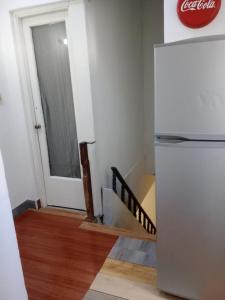 uma cozinha com um frigorífico e uma escada em Casa Bruniel em Montevidéu