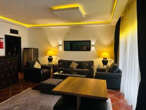 Private Luxury Villas at Sharm Dreams Resort في شرم الشيخ: غرفة معيشة مع أريكة وطاولة