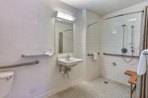 Et badeværelse på Motel 6-Pinole, CA