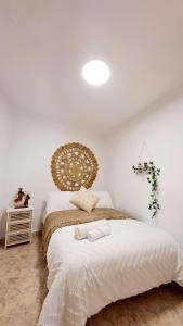 - une chambre avec un lit et 2 serviettes dans l'établissement La casita del arco, à Santa Cruz de la Zarza