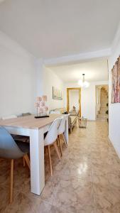 - un salon avec une table à manger et des chaises dans l'établissement La casita del arco, à Santa Cruz de la Zarza