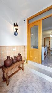 une chambre avec des casseroles sur une table et une porte dans l'établissement La casita del arco, à Santa Cruz de la Zarza