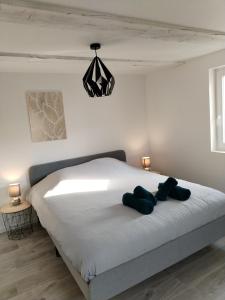 um quarto com uma grande cama branca com duas almofadas em EDEN em Durrenentzen