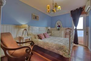 een slaapkamer met een bed, een stoel en een spiegel bij Beatifull apr 3bed room se view wiffi in Radazul