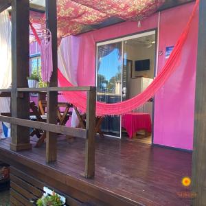 Televisyen dan/atau pusat hiburan di Casa Container Praia do Rosa - 03 Rosa Norte
