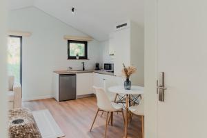 Una cocina y un comedor con mesa y sillas. en Primeiro Quartel Apartments - 4, en Peso da Régua