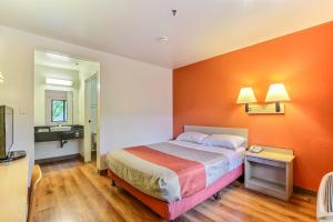 ein Hotelzimmer mit einem Bett und einem Waschbecken in der Unterkunft Motel 6-Pinole, CA in Pinole