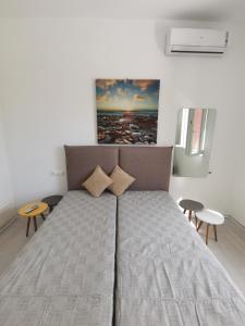 una camera con un grande letto di VILLA VASILIS ORNOS a Mykonos Città