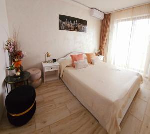 Iaki Apartment Mamaia في مامايا: غرفة نوم بسرير ابيض كبير ونافذة