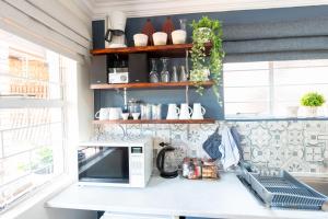 Кухня або міні-кухня у 120 on Weber - Entire Cottage - Solar Power