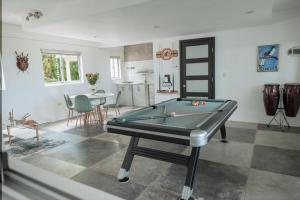 a living room with a pool table in it at Villa-Fede 4 habitaciones en Rio San Juan in Río San Juan