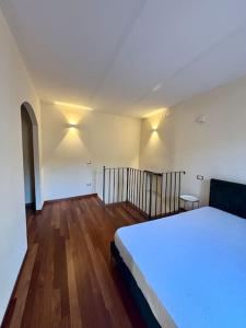 um quarto com uma cama e pisos e luzes em madeira em Maison Camilla Casa vacanze em Monte San Biagio