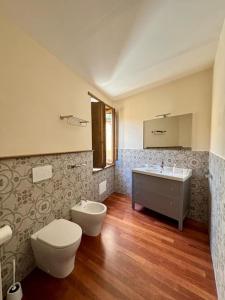 uma casa de banho com um WC e um lavatório em Maison Camilla Casa vacanze em Monte San Biagio