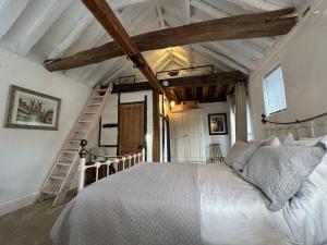 LincolnshireにあるThe Nook Lincolnのベッドルーム1室(白いベッド1台、階段付)