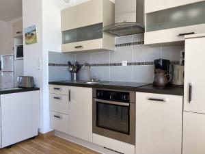 Cucina o angolo cottura di 353 - T2 lumineux avec vue imprenable sur le Cap Fréhel et l'Anse du Croc.