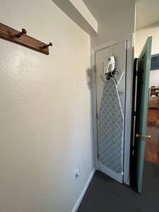 een kamer met een deur met een stropdas erop bij Family Friendly Home in Seaside