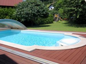 The swimming pool at or close to Ferienwohnungen Kern