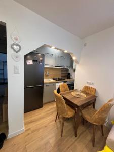 a kitchen and dining room with a table and chairs at Best choice flat in Târgu-Mureş