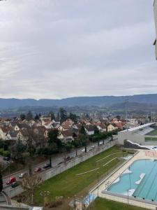uitzicht op een stad en een zwembad bij Modhumita in Chambéry
