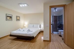 um quarto com uma cama grande e uma casa de banho em Mezzanino 4438 em Veneza
