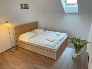 Postel nebo postele na pokoji v ubytování Apartmany Dolni Dunajovice