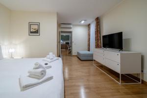 um quarto de hotel com uma cama e uma televisão de ecrã plano em Mezzanino 4438 em Veneza
